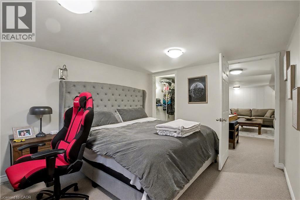 lower level bedroom adjacent to family room - 11 Carwyn Crescent, Hamilton, ON - Indoor Photo Showing Bedroom