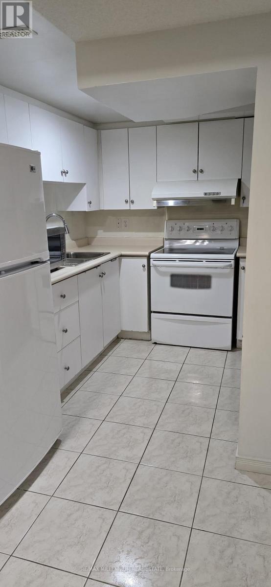 7125 Baskerville Run, Mississauga, ON - Indoor Photo Showing Kitchen