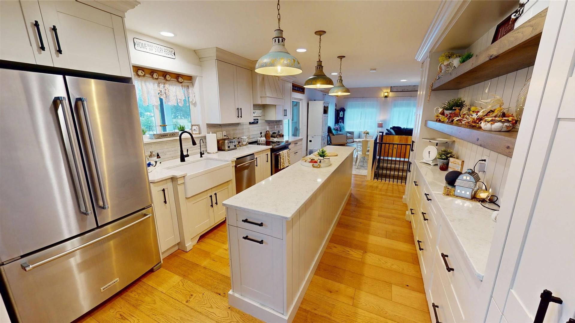 5553 Hidden Valley Road, Cranbrook, BC - Indoor Photo Showing Kitchen With Upgraded Kitchen