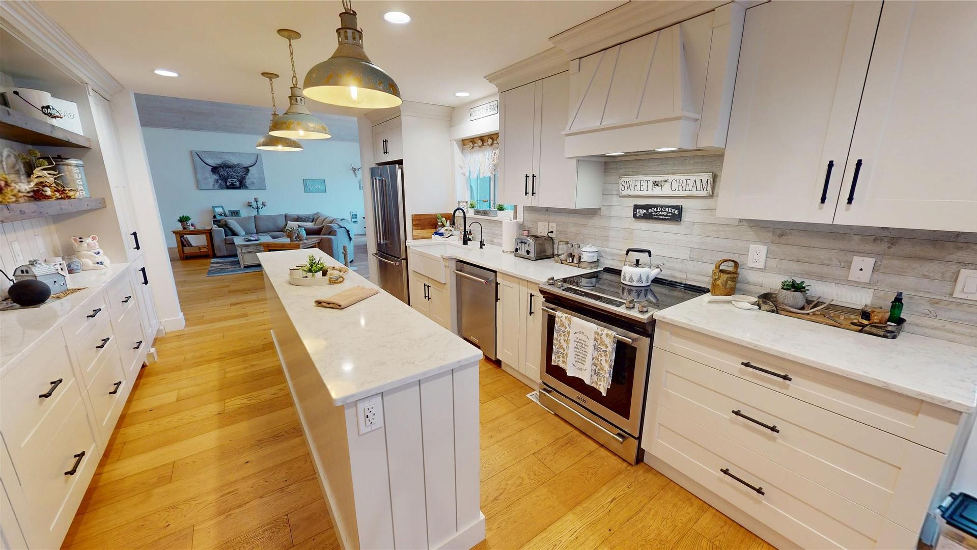5553 Hidden Valley Road, Cranbrook, BC - Indoor Photo Showing Kitchen With Upgraded Kitchen