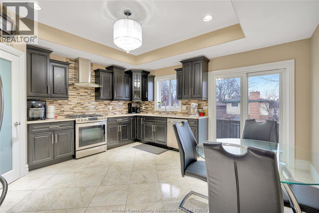 2988 Ruth Road, Windsor, ON - Indoor Photo Showing Kitchen With Upgraded Kitchen