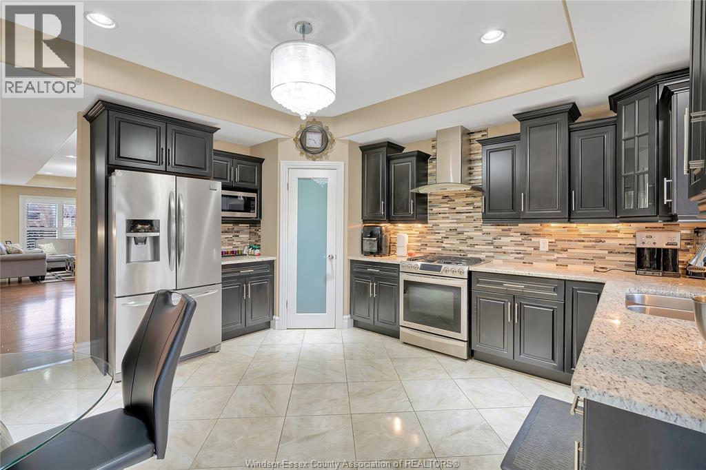 2988 Ruth Road, Windsor, ON - Indoor Photo Showing Kitchen With Double Sink With Upgraded Kitchen