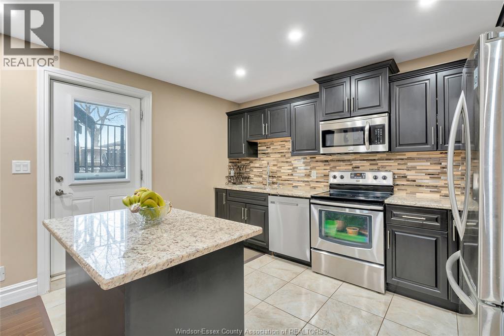 2988 Ruth Road, Windsor, ON - Indoor Photo Showing Kitchen With Upgraded Kitchen