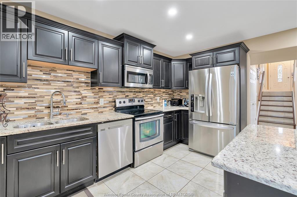 2988 Ruth Road, Windsor, ON - Indoor Photo Showing Kitchen With Double Sink With Upgraded Kitchen