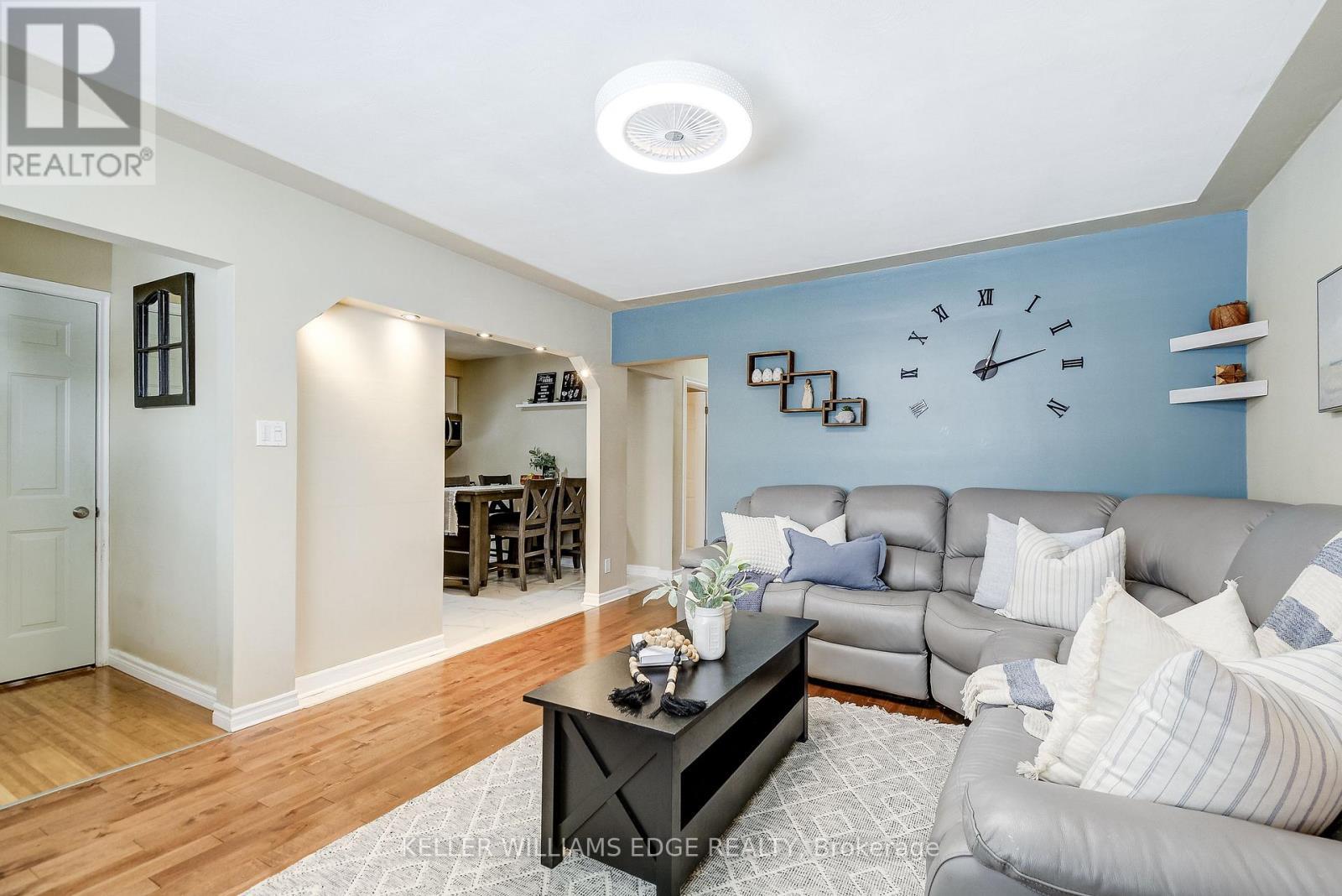 301 East 43Rd Street, Hamilton, ON - Indoor Photo Showing Living Room