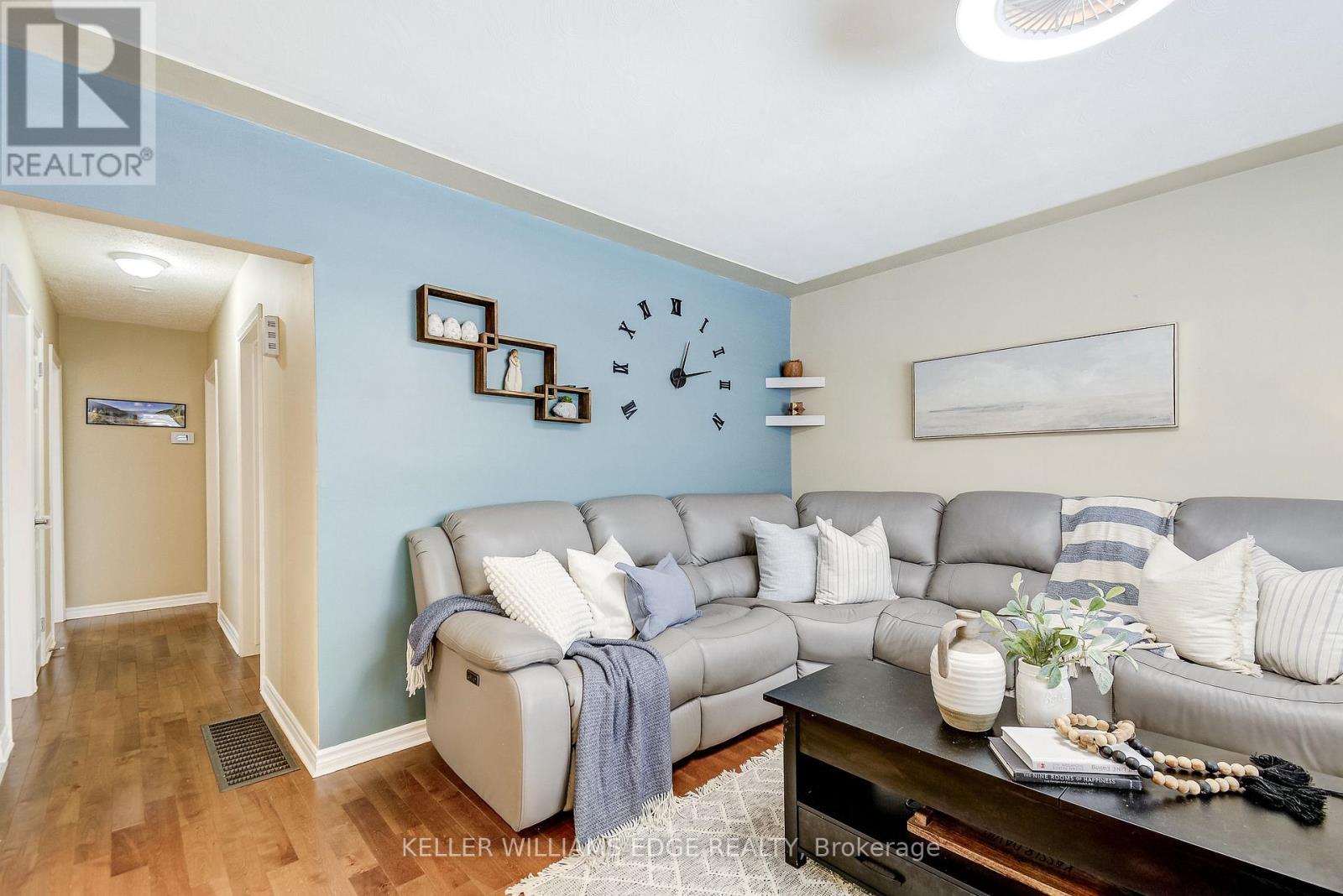 301 East 43Rd Street, Hamilton, ON - Indoor Photo Showing Living Room