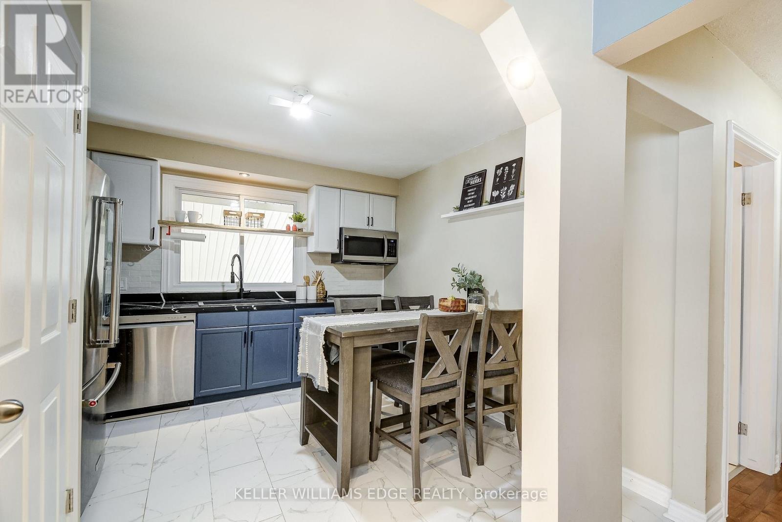 301 East 43Rd Street, Hamilton, ON - Indoor Photo Showing Kitchen