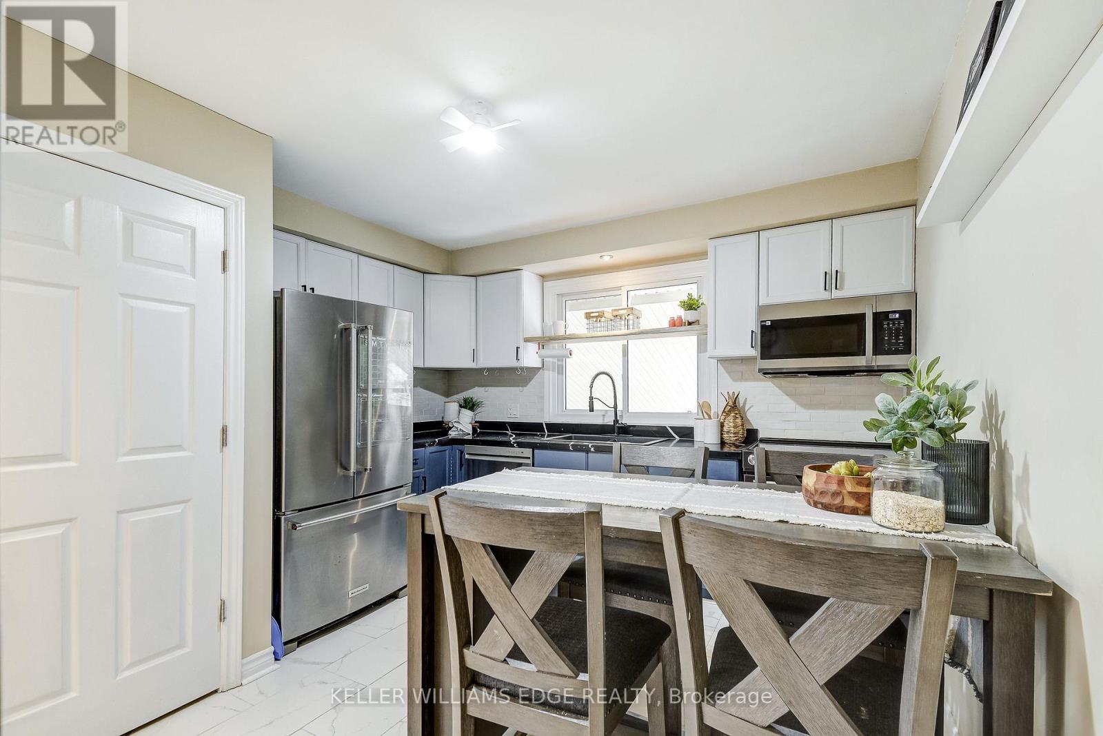 301 East 43Rd Street, Hamilton, ON - Indoor Photo Showing Kitchen