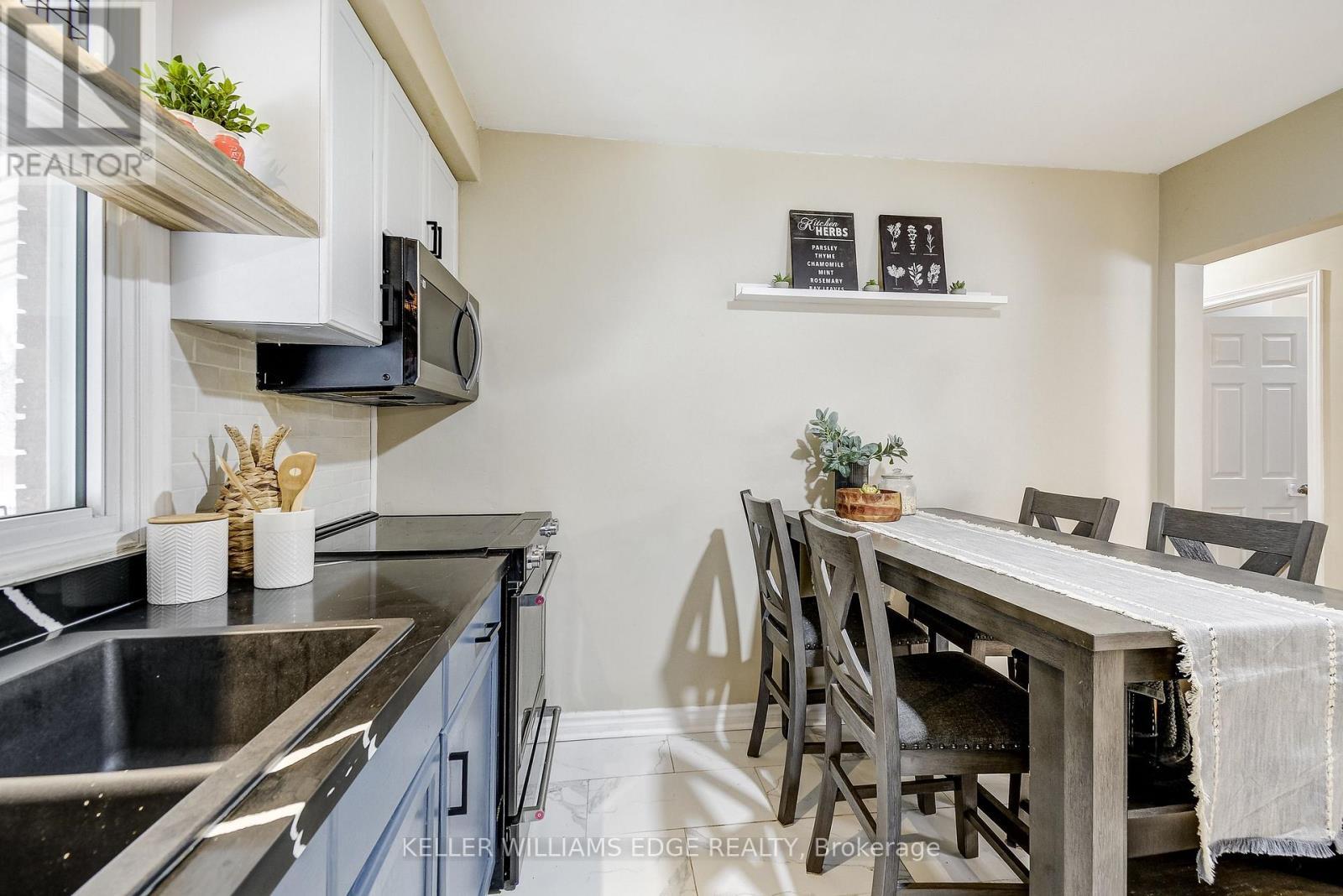 301 East 43Rd Street, Hamilton, ON - Indoor Photo Showing Kitchen
