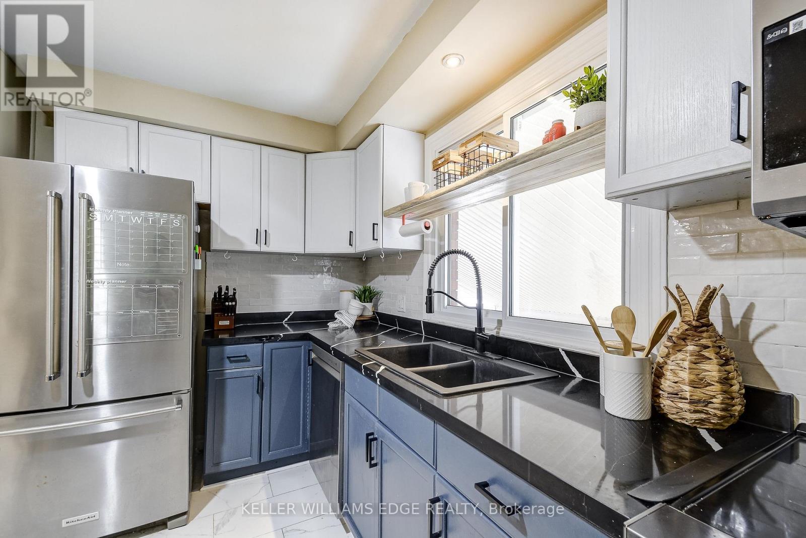 301 East 43Rd Street, Hamilton, ON - Indoor Photo Showing Kitchen With Double Sink