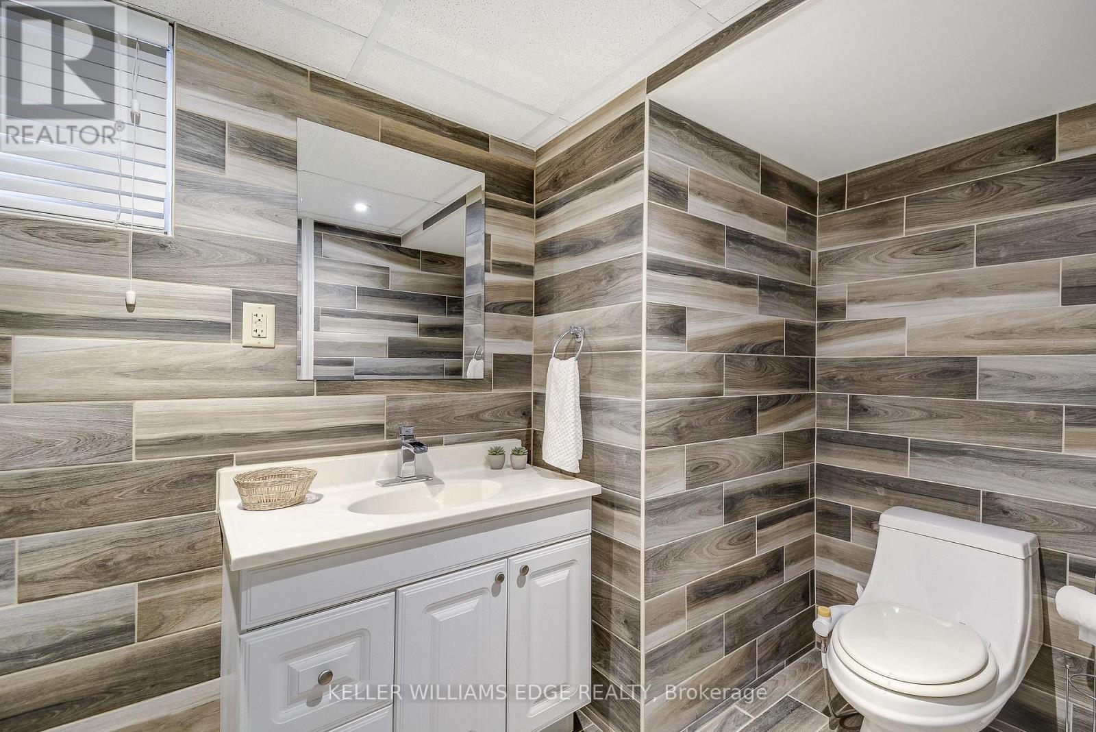 301 East 43Rd Street, Hamilton, ON - Indoor Photo Showing Bathroom