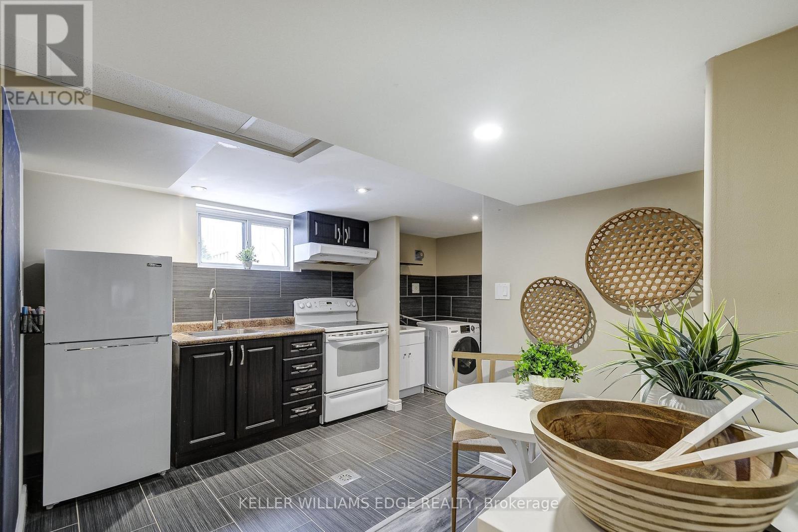 301 East 43Rd Street, Hamilton, ON - Indoor Photo Showing Kitchen