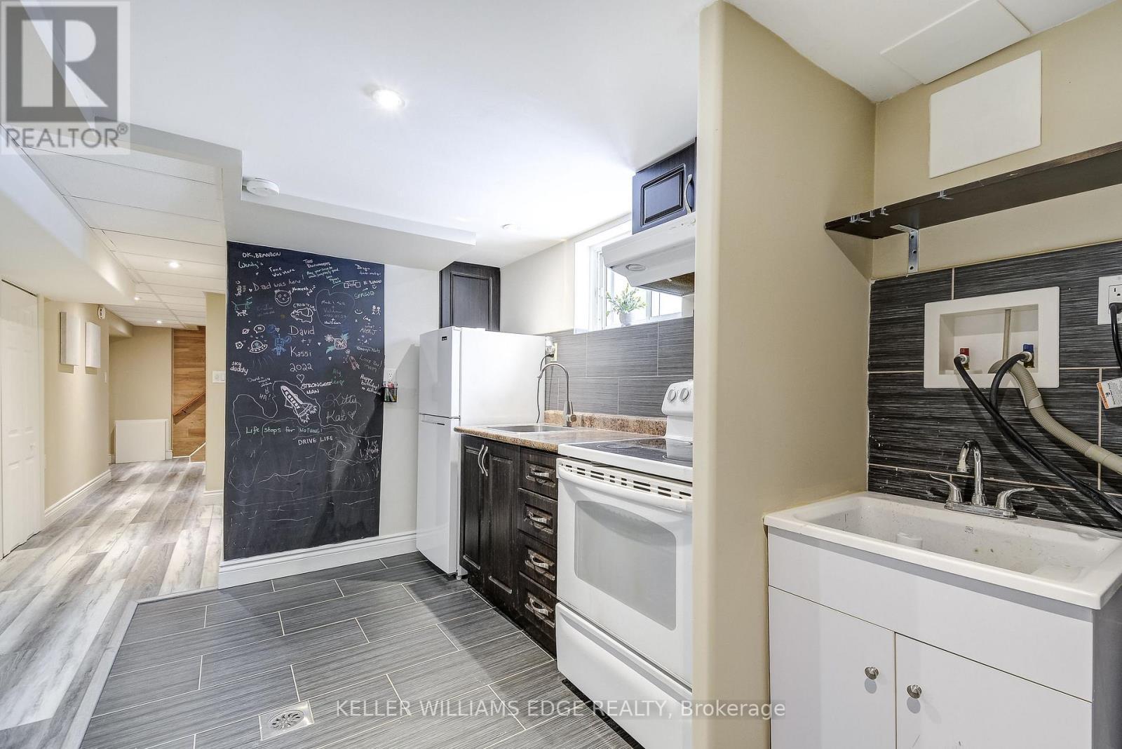 301 East 43Rd Street, Hamilton, ON - Indoor Photo Showing Kitchen