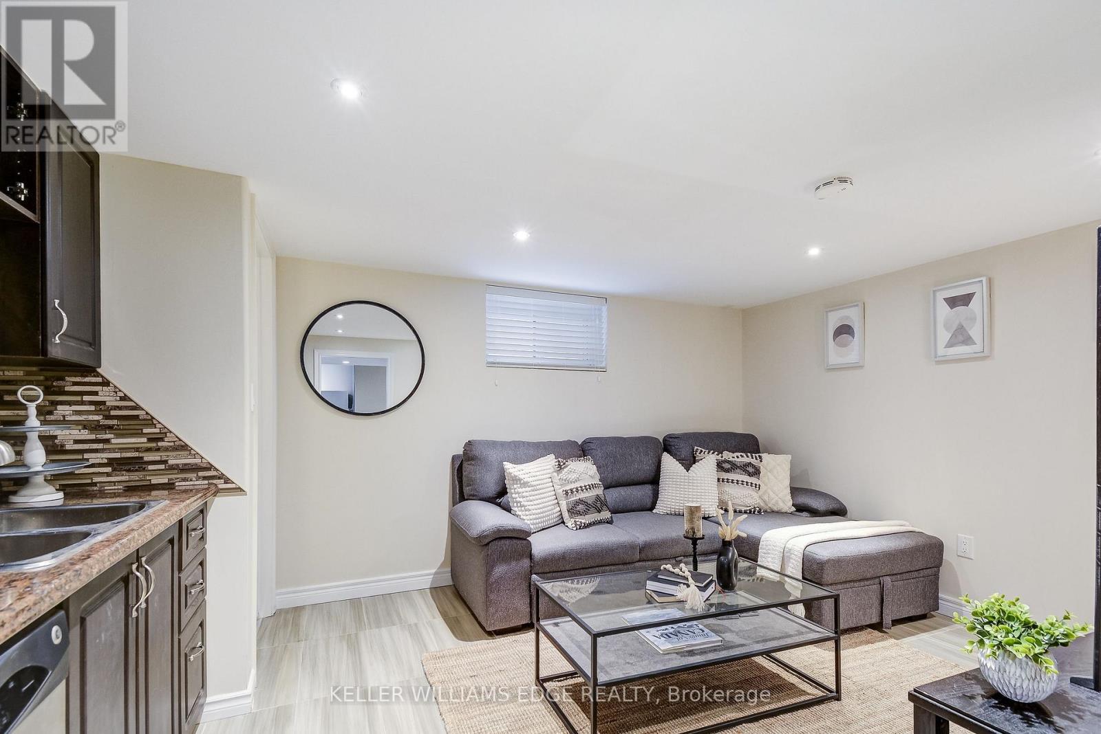 301 East 43Rd Street, Hamilton, ON - Indoor Photo Showing Living Room