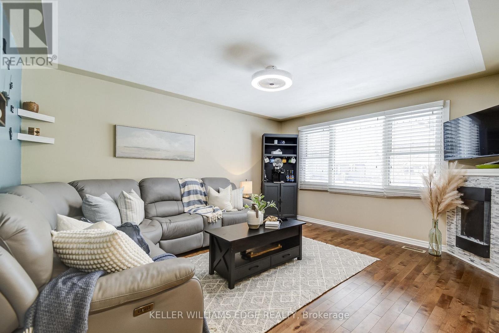 301 East 43Rd Street, Hamilton, ON - Indoor Photo Showing Living Room