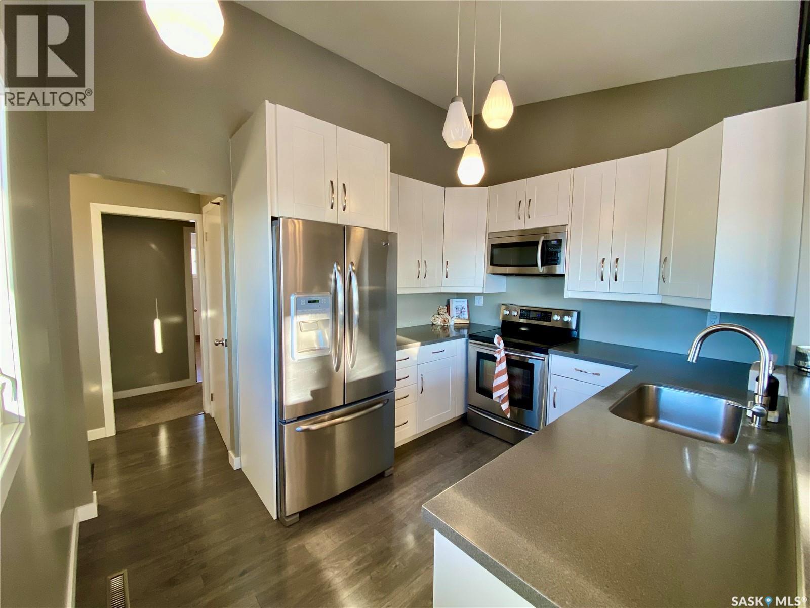 91 Moir Drive, Oxbow, SK - Indoor Photo Showing Kitchen