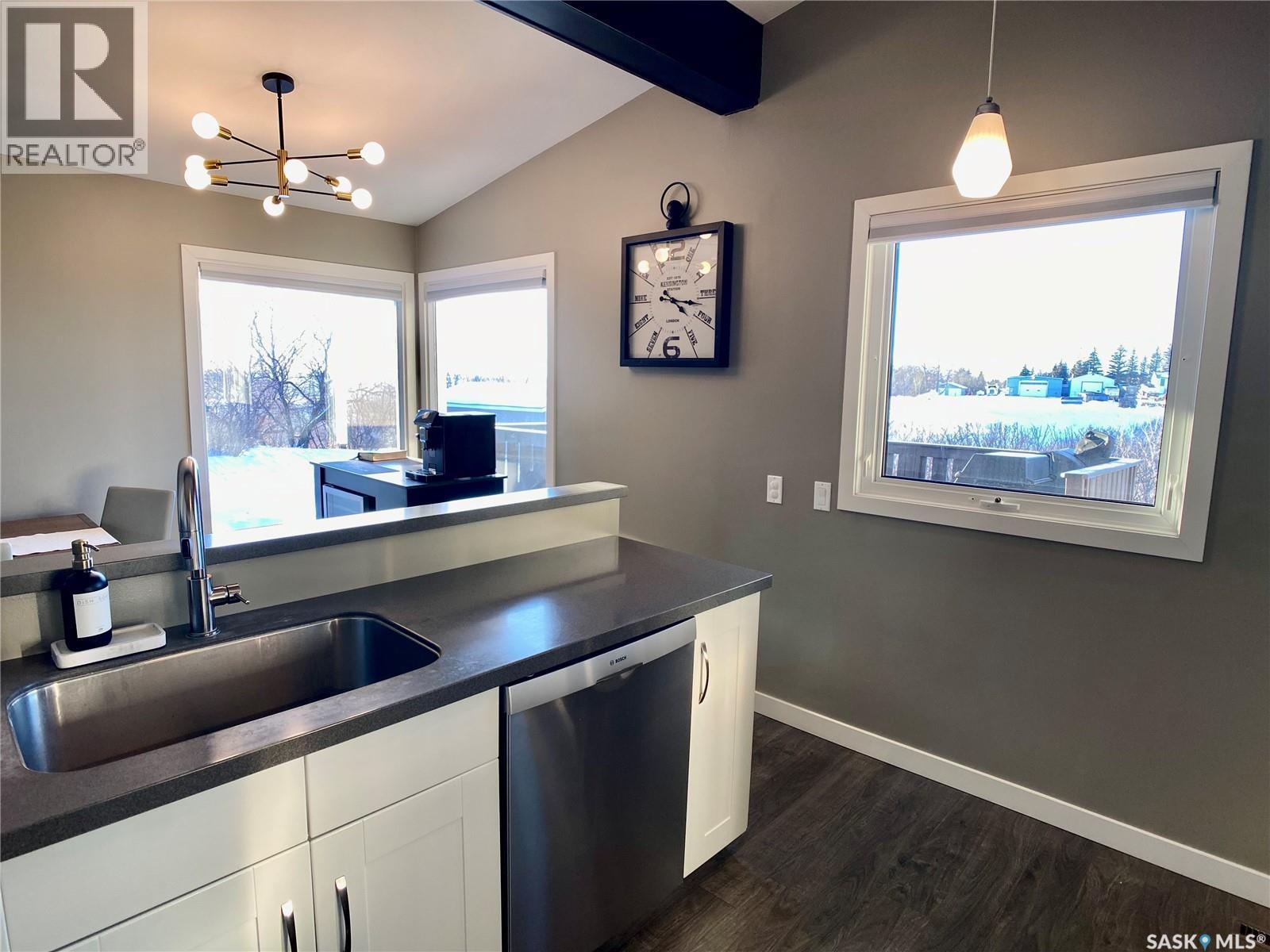 91 Moir Drive, Oxbow, SK - Indoor Photo Showing Kitchen