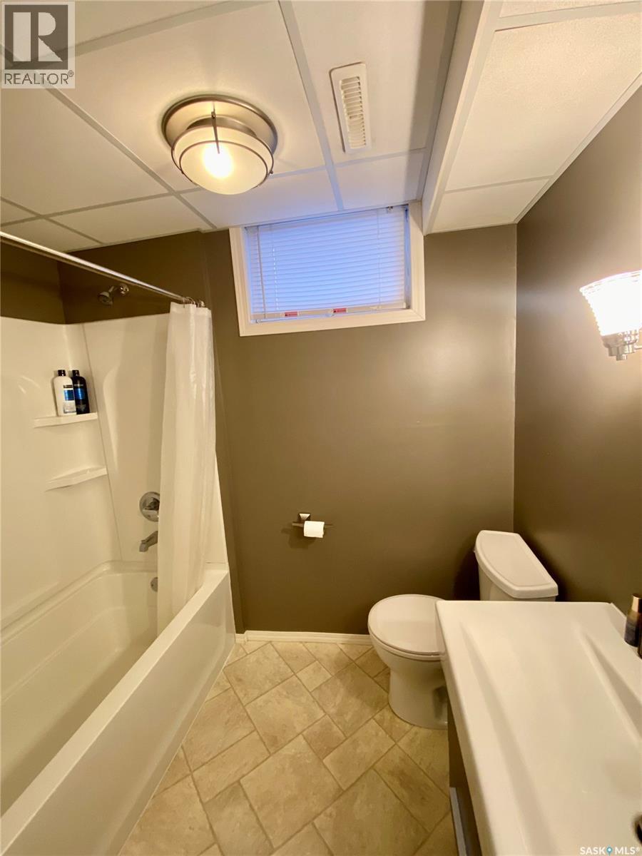91 Moir Drive, Oxbow, SK - Indoor Photo Showing Bathroom