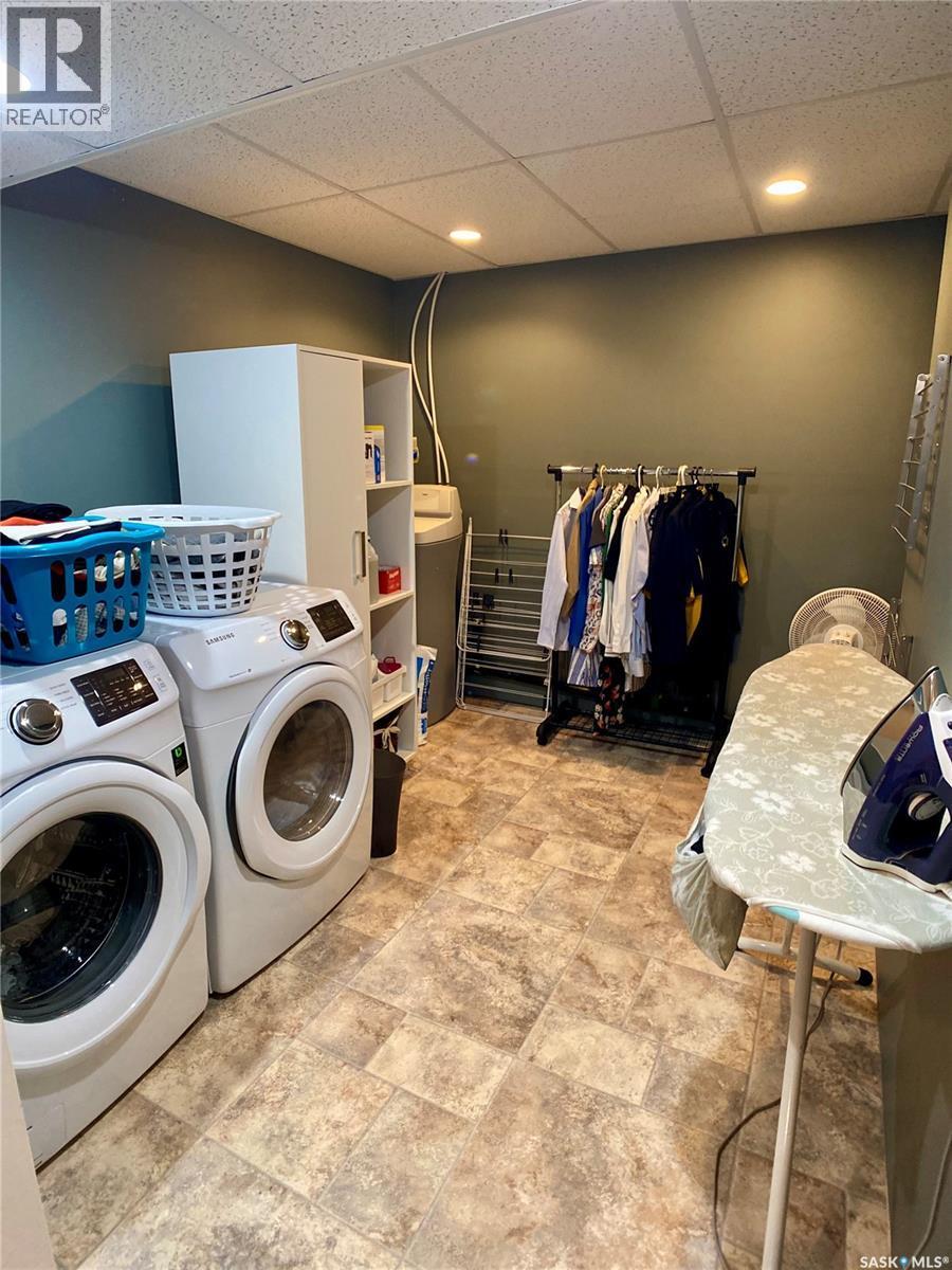 91 Moir Drive, Oxbow, SK - Indoor Photo Showing Laundry Room