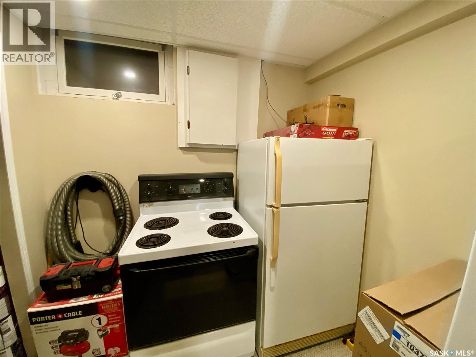 91 Moir Drive, Oxbow, SK - Indoor Photo Showing Kitchen