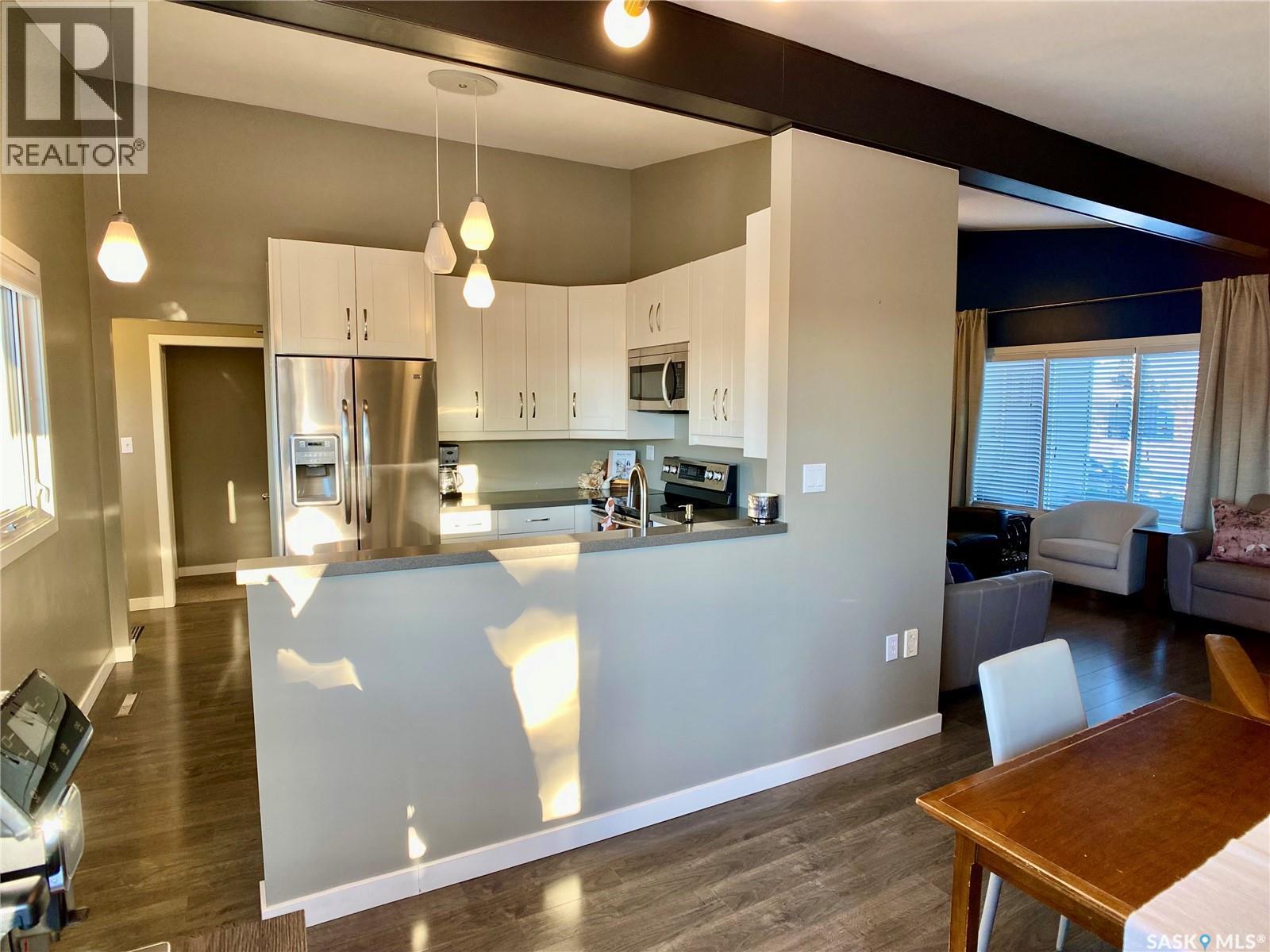 91 Moir Drive, Oxbow, SK - Indoor Photo Showing Kitchen