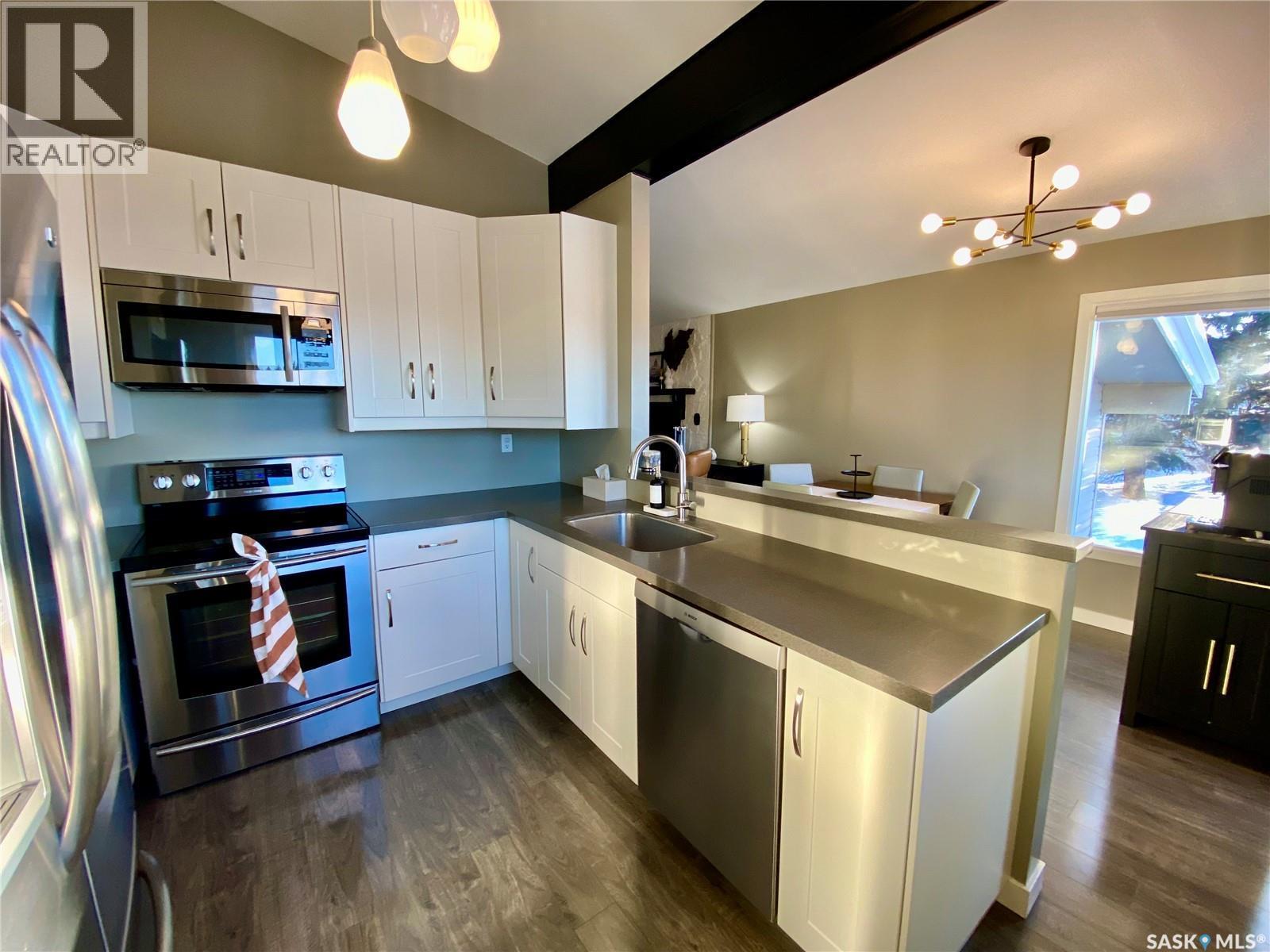 91 Moir Drive, Oxbow, SK - Indoor Photo Showing Kitchen