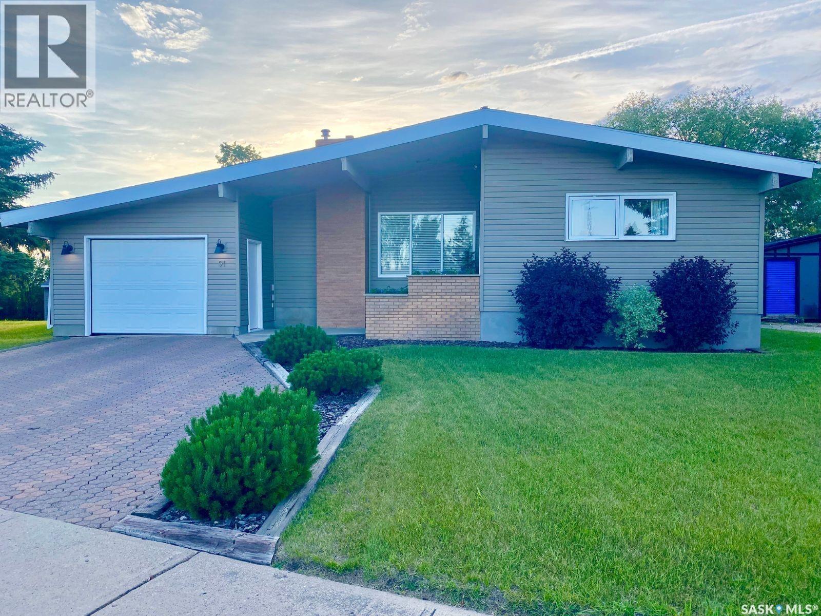 91 Moir Drive, Oxbow, SK - Outdoor