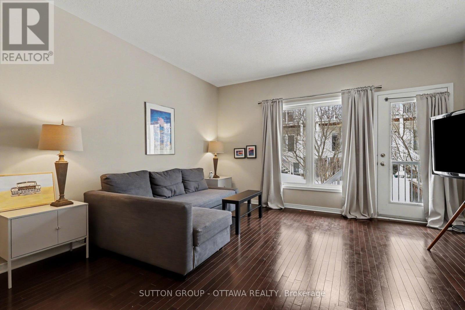 340 London Terrace, Ottawa, ON - Indoor Photo Showing Living Room