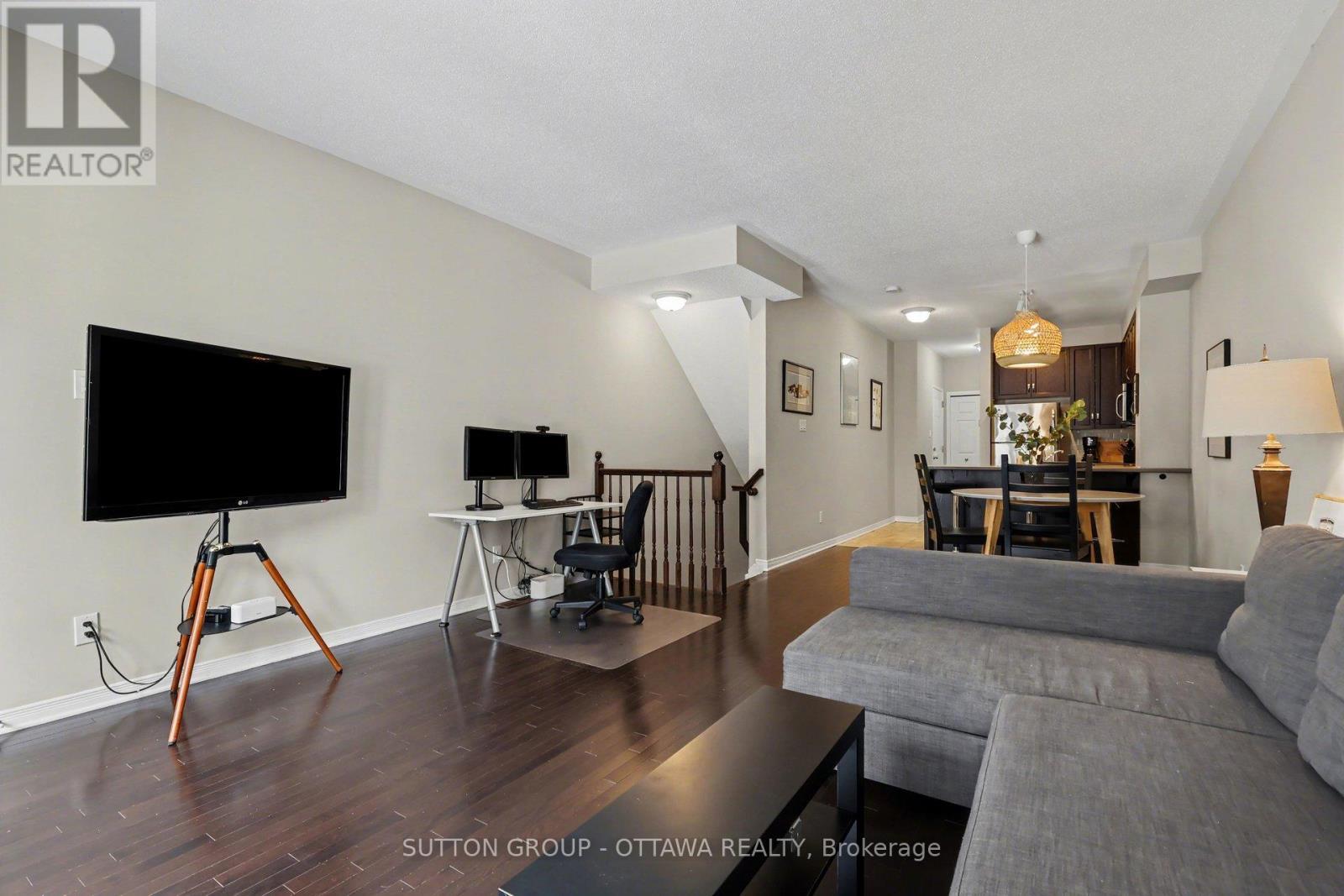 340 London Terrace, Ottawa, ON - Indoor Photo Showing Living Room