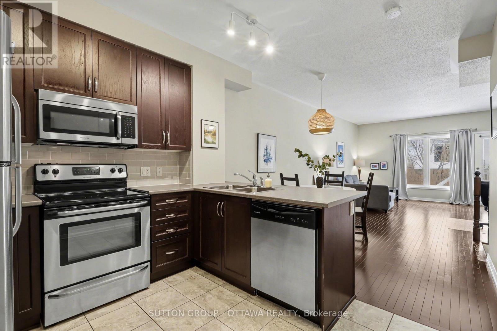 340 London Terrace, Ottawa, ON - Indoor Photo Showing Kitchen With Stainless Steel Kitchen With Double Sink