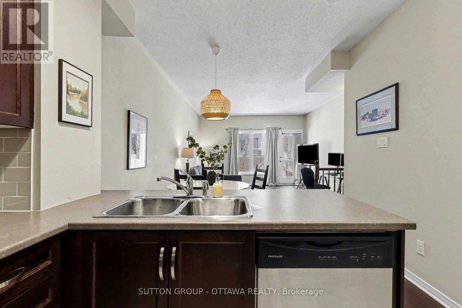 340 London Terrace, Ottawa, ON - Indoor Photo Showing Kitchen With Double Sink