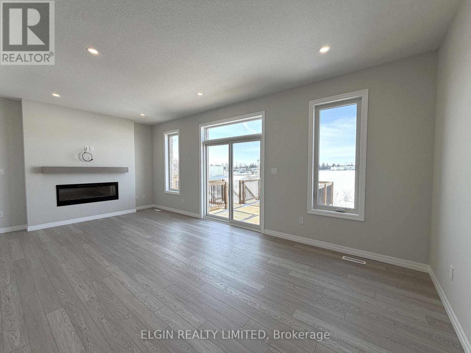 55 Woodcock Drive, Tillsonburg, ON - Indoor Photo Showing Living Room With Fireplace