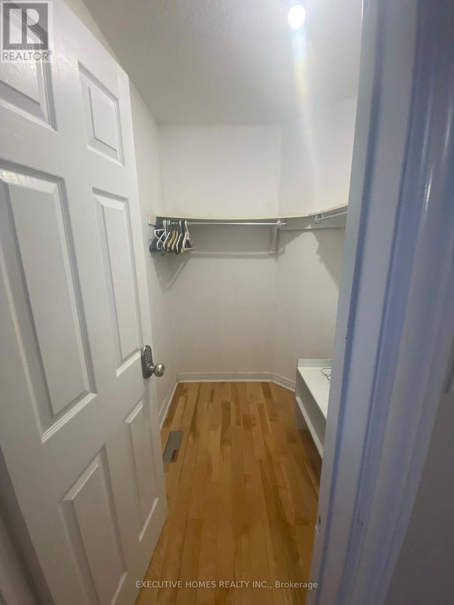 964 Fielder Drive, Mississauga, ON - Indoor With Storage