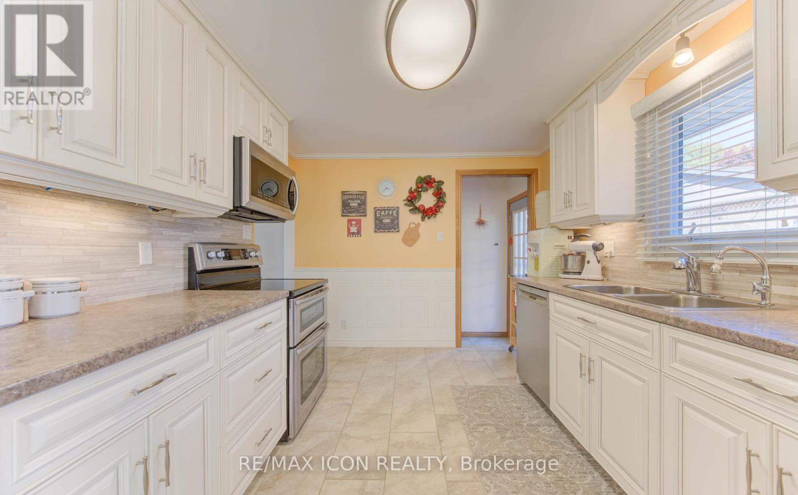 55 Gracefield Crescent, Kitchener, ON - Indoor Photo Showing Kitchen With Double Sink