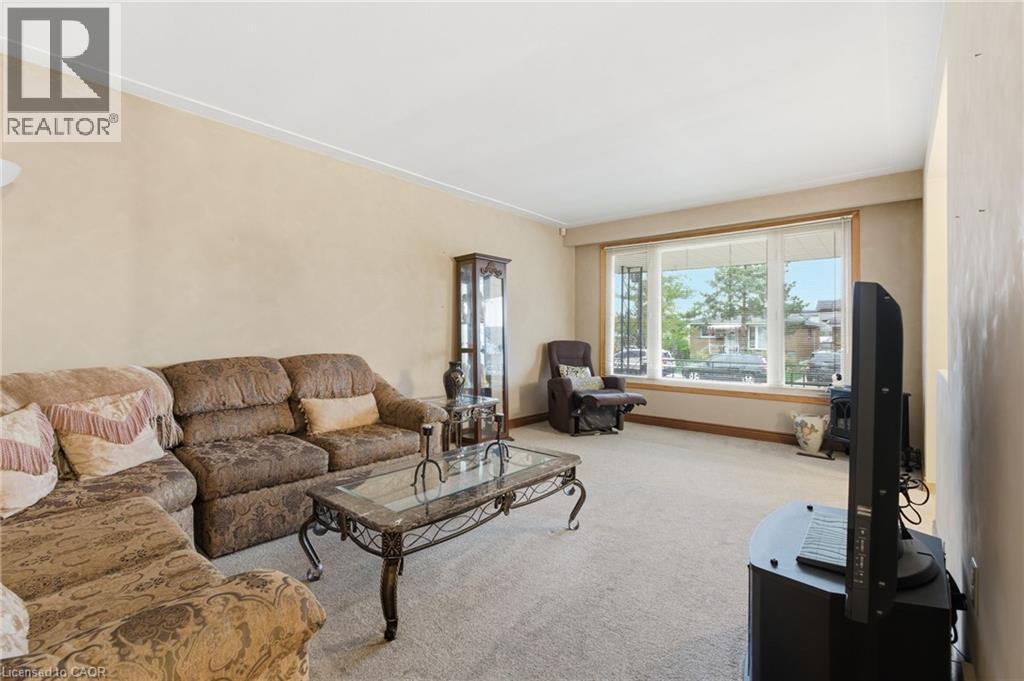 1894 Main Street E, Hamilton, ON - Indoor Photo Showing Living Room