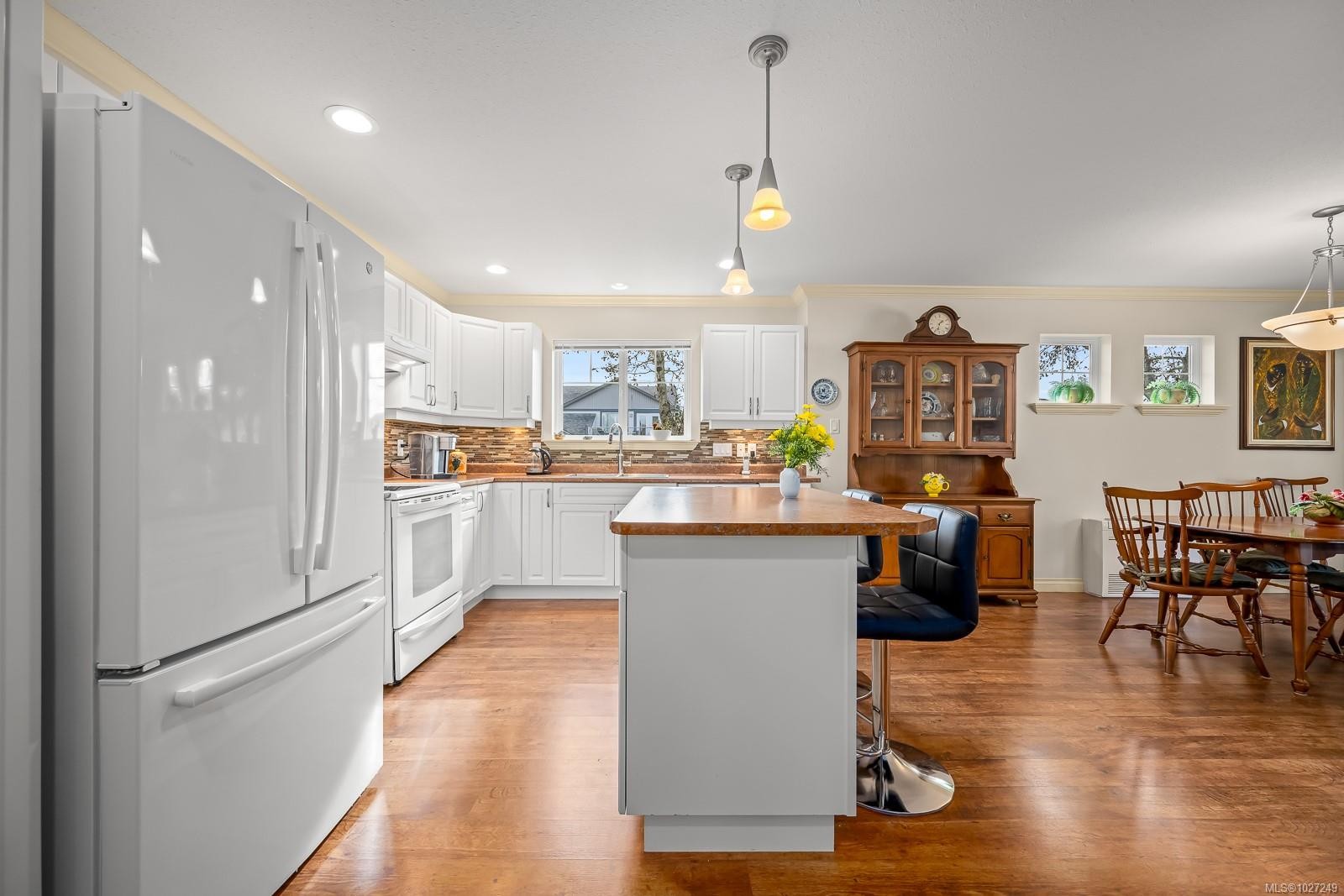 803 Labrador Dr, Comox, BC