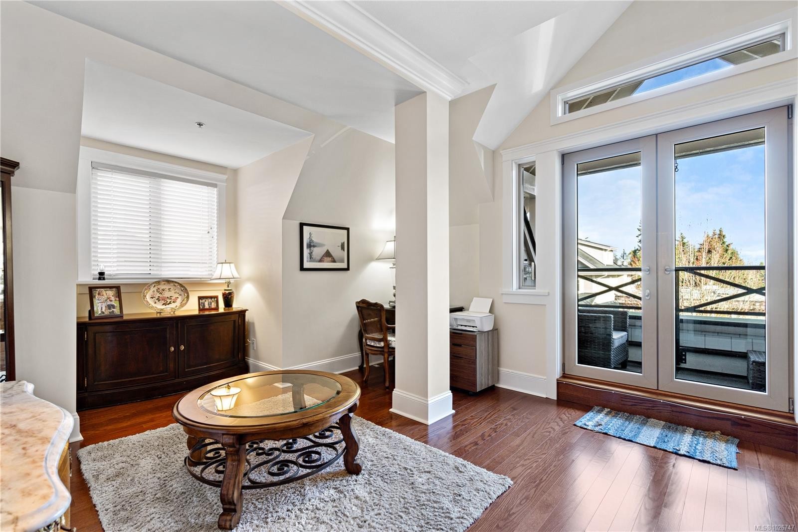 301-222 Second Ave, Qualicum Beach, BC - Indoor Photo Showing Living Room