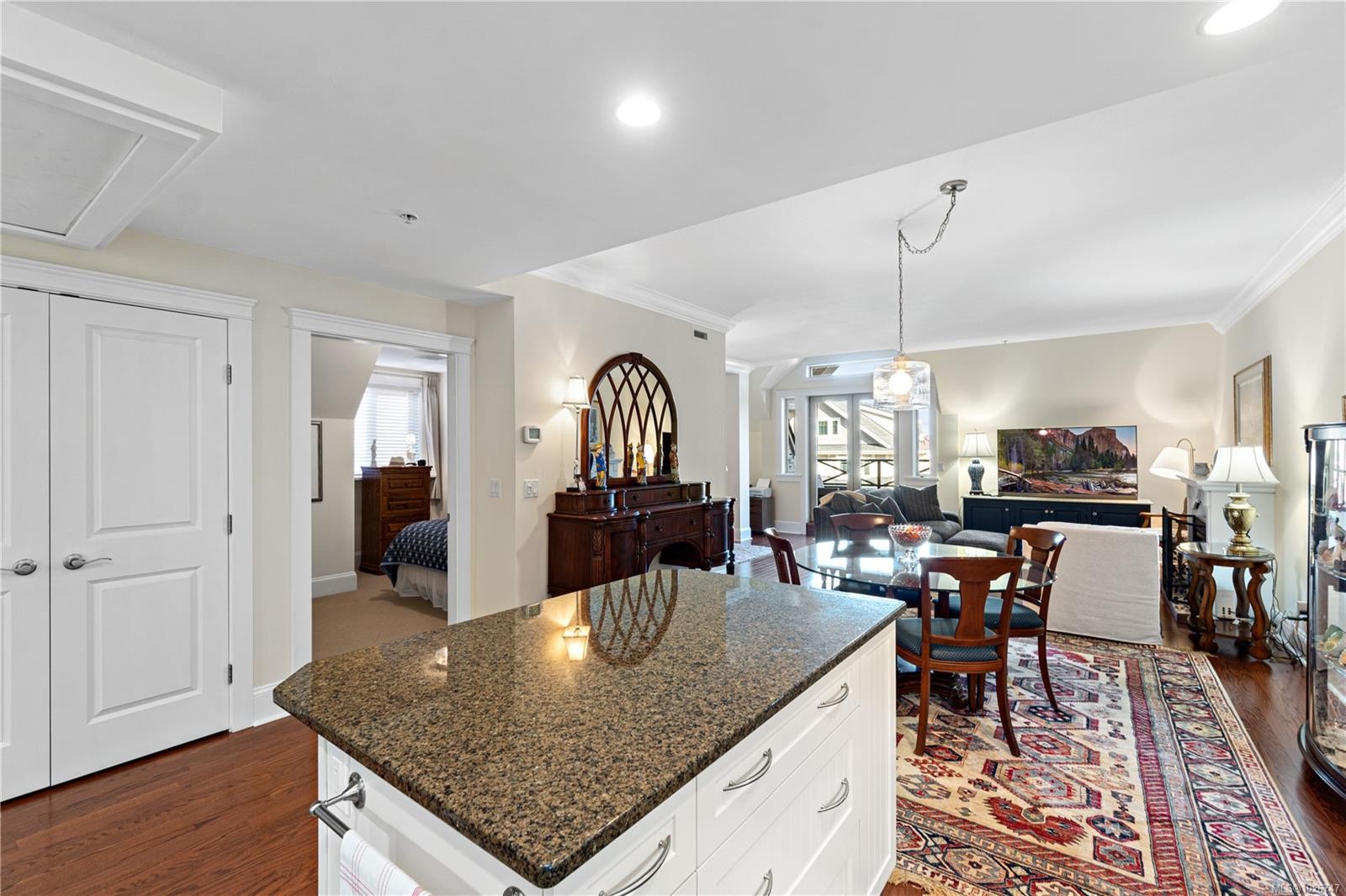 301-222 Second Ave, Qualicum Beach, BC - Indoor Photo Showing Kitchen