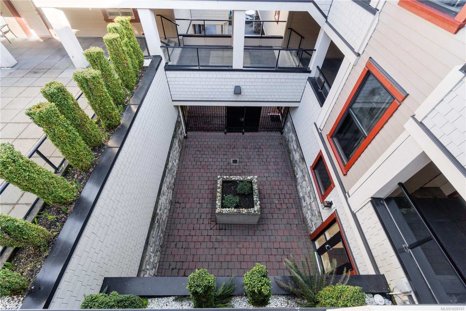 301-222 Second Ave, Qualicum Beach, BC - Outdoor