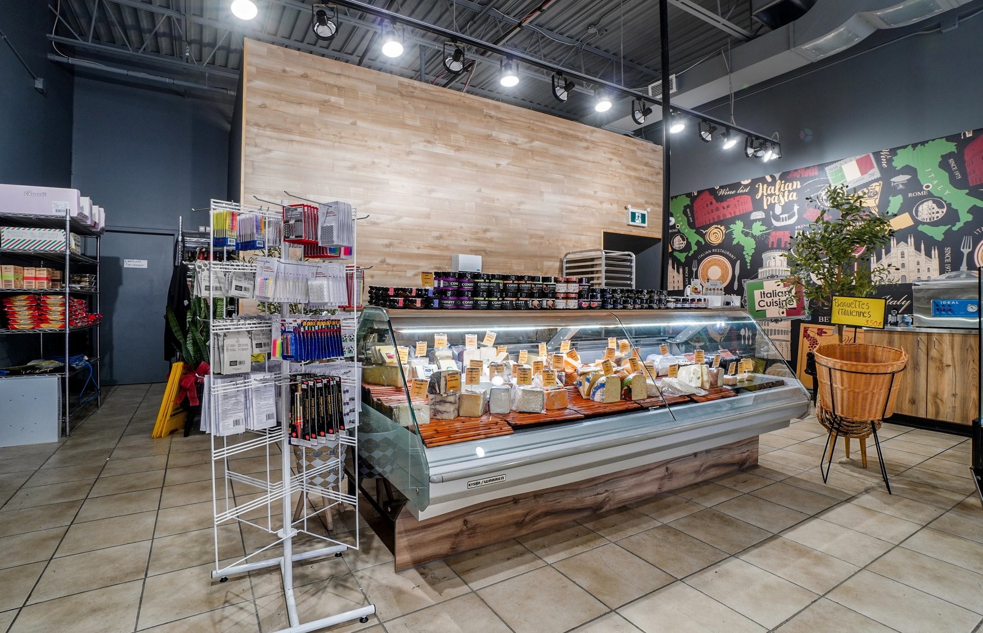 Commerce - 7-211 Boul. Brien, Repentigny (Repentigny), QC - Indoor Photo Showing Other Room