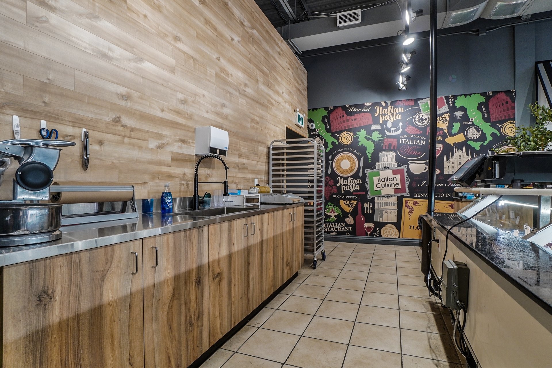 Commerce - 7-211 Boul. Brien, Repentigny (Repentigny), QC - Indoor Photo Showing Kitchen