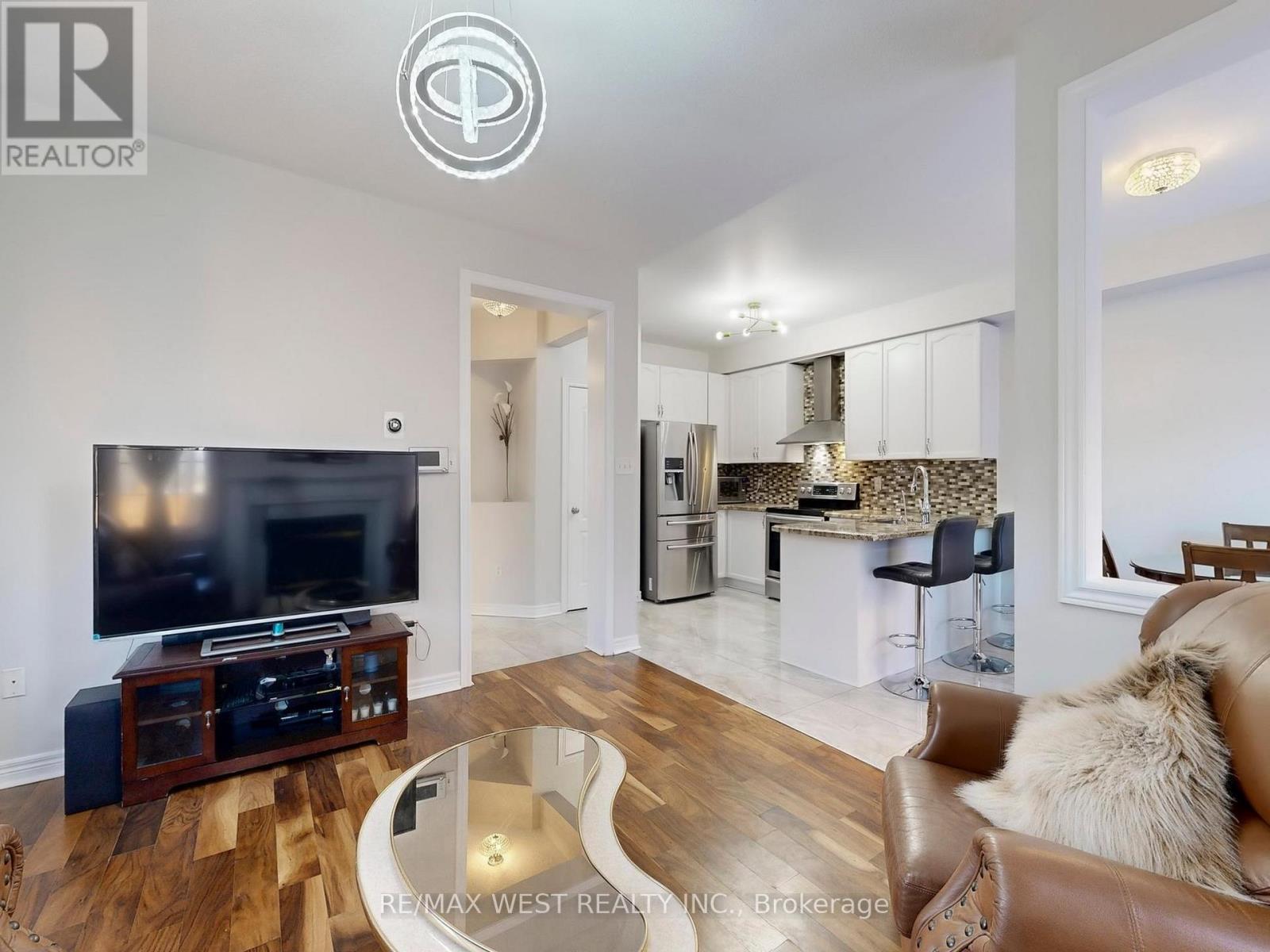 56 Planter Crescent, Vaughan, ON - Indoor Photo Showing Living Room