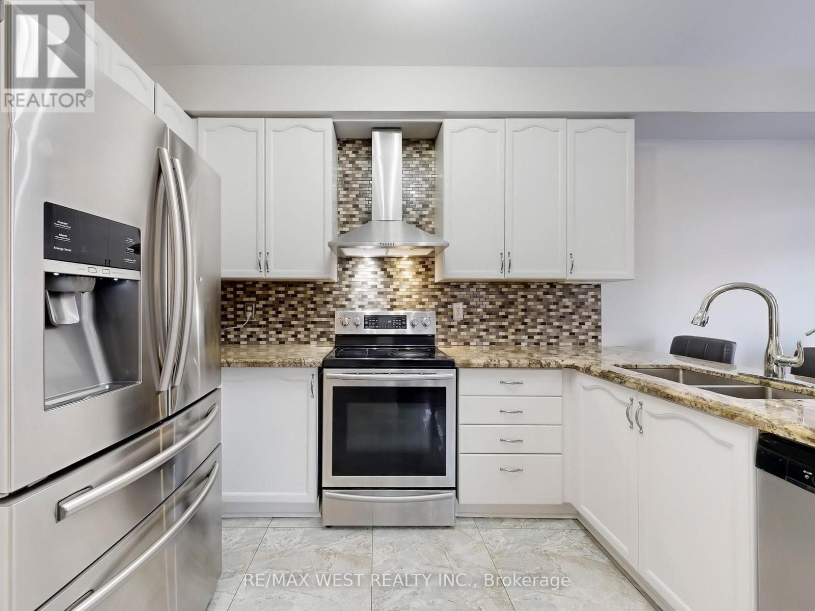 56 Planter Crescent, Vaughan, ON - Indoor Photo Showing Kitchen With Stainless Steel Kitchen With Double Sink With Upgraded Kitchen