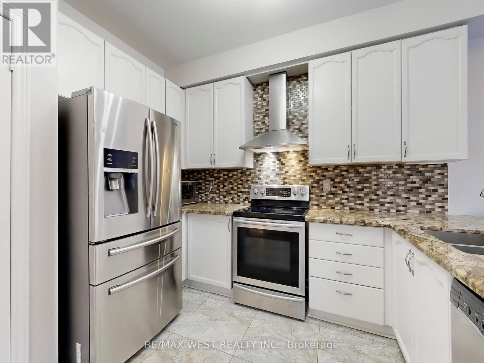56 Planter Crescent, Vaughan, ON - Indoor Photo Showing Kitchen With Stainless Steel Kitchen With Double Sink With Upgraded Kitchen