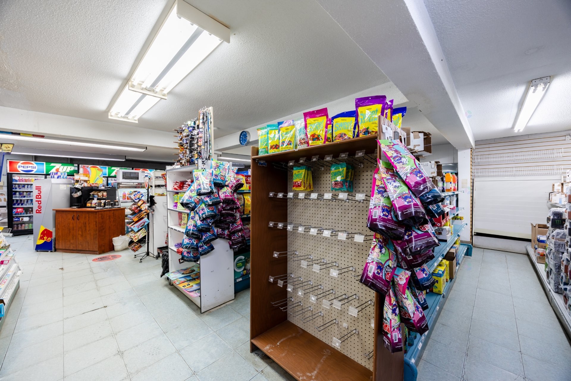 Commerce - 424 Rue Laurier, Val-Des-Sources, QC - Indoor