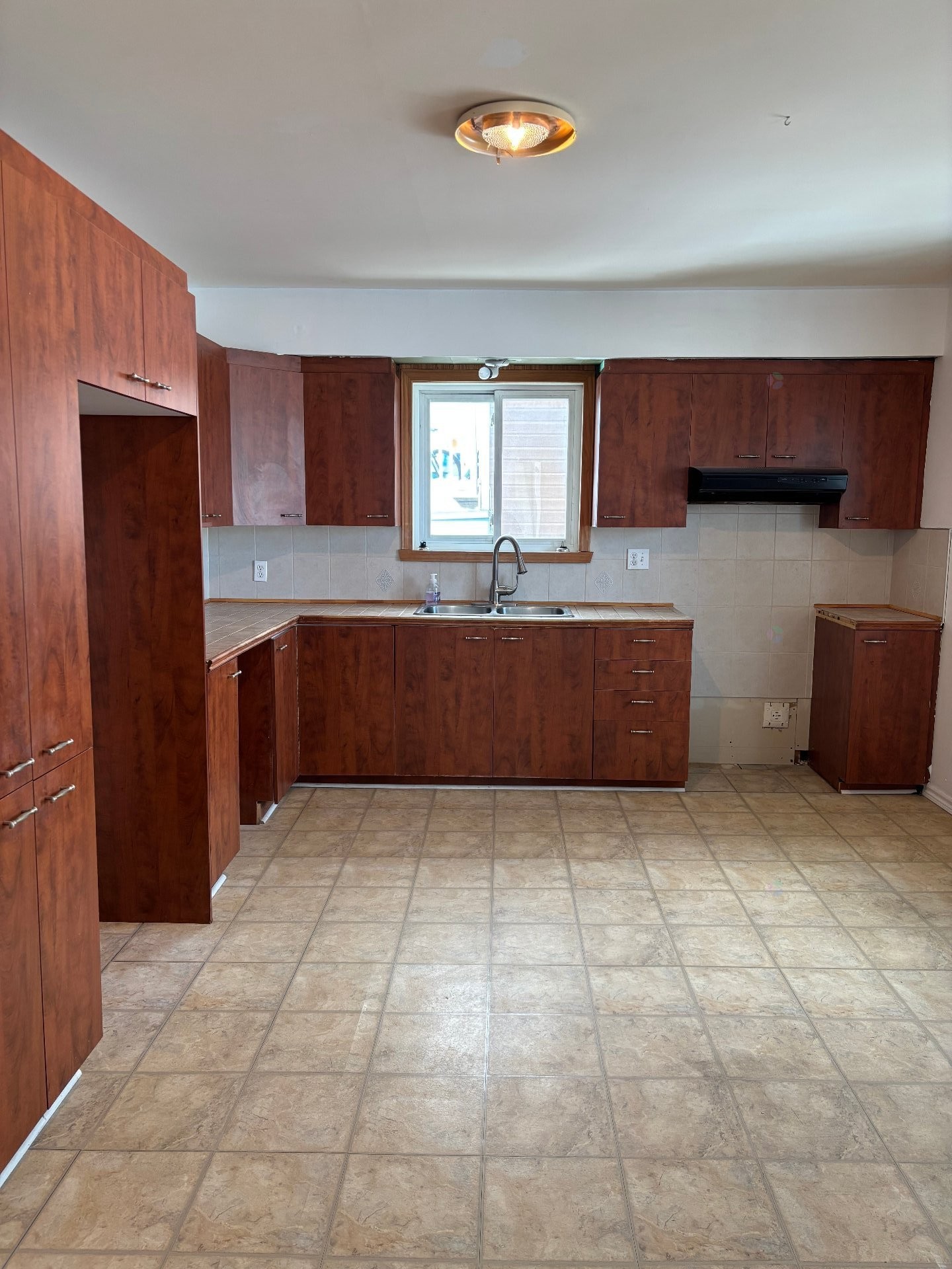 Cuisine - 1825 Rue Langevin, Longueuil (Saint-Hubert), QC - Indoor Photo Showing Kitchen With Double Sink