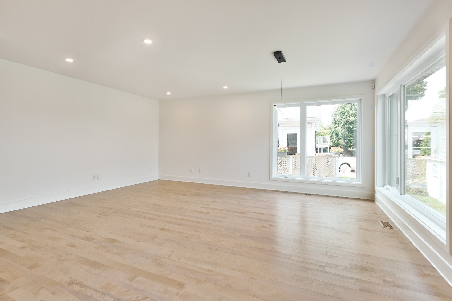 Living Room - 5725 Rue Aline, Brossard, QC - Indoor Photo Showing Other Room