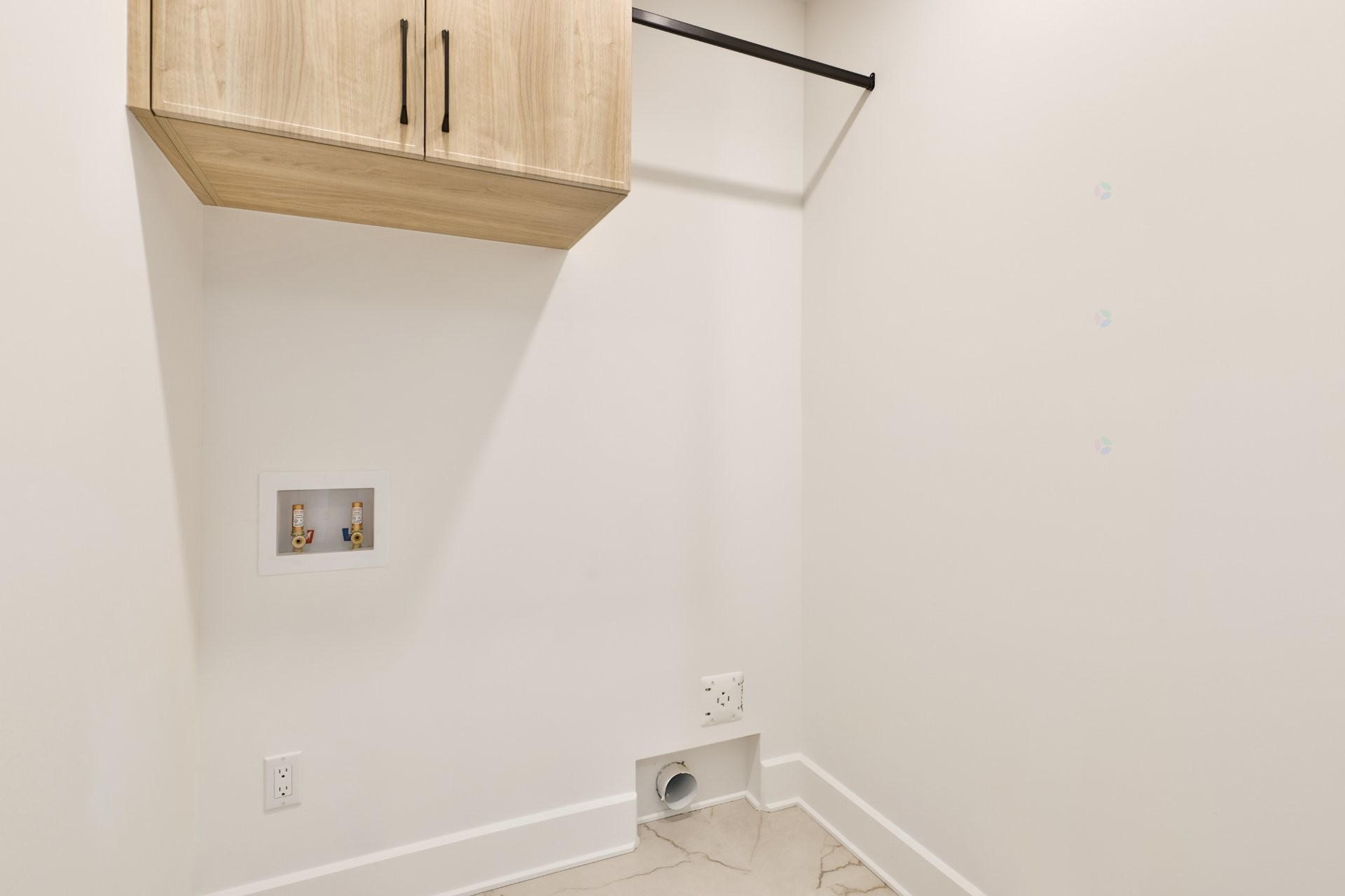 Laundry - 5725 Rue Aline, Brossard, QC - Indoor