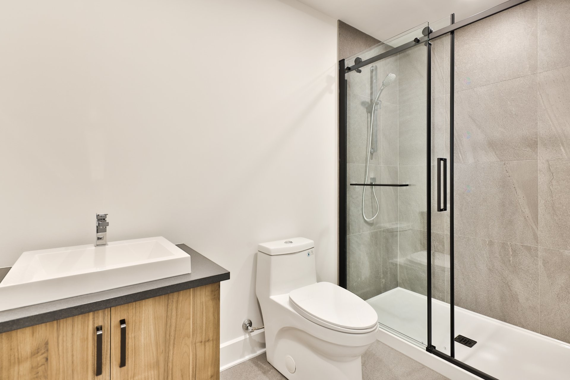 Bathroom - 5725 Rue Aline, Brossard, QC - Indoor Photo Showing Bathroom