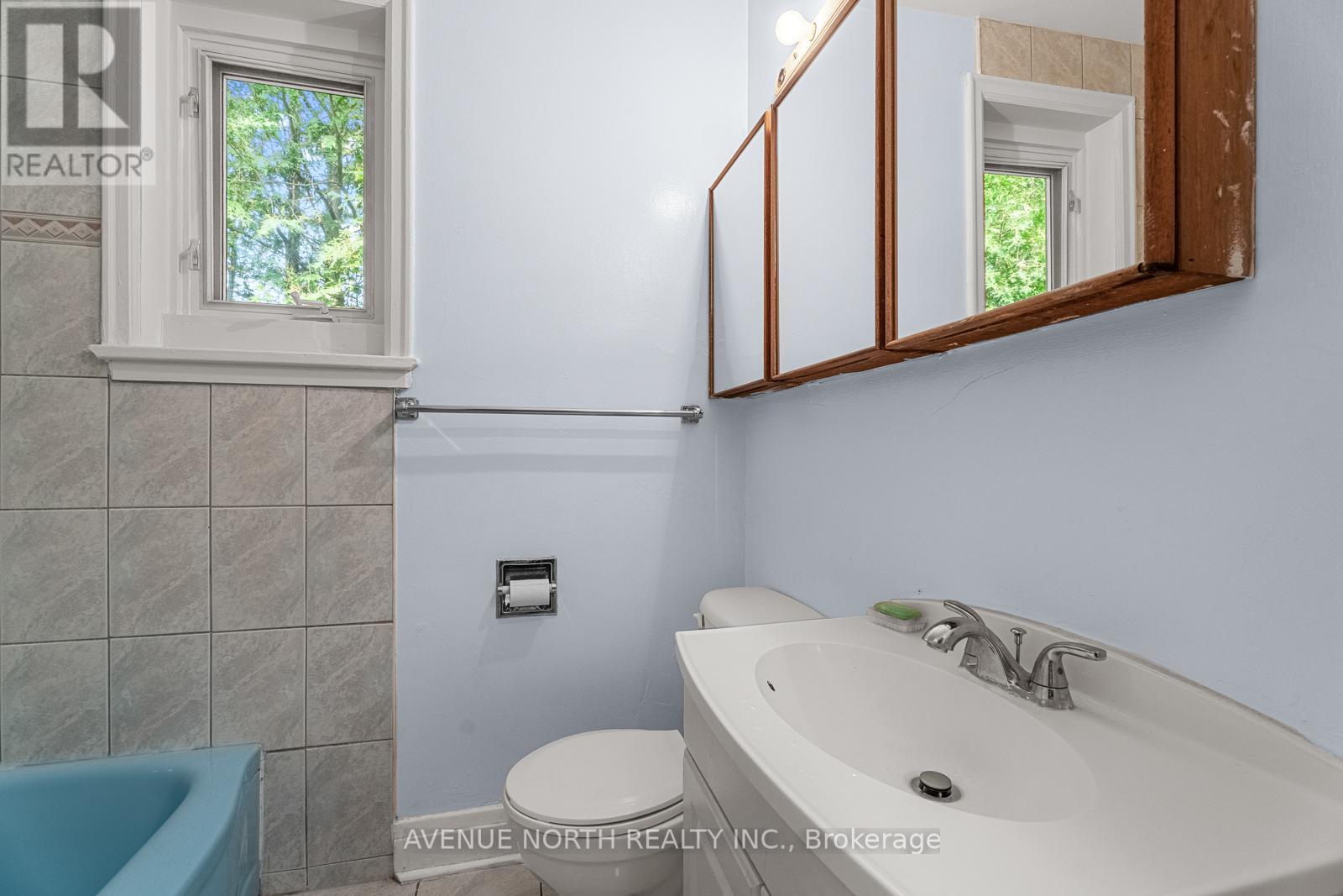 Bathroom - 1210 Erie Avenue, Ottawa, ON - Indoor Photo Showing Bathroom